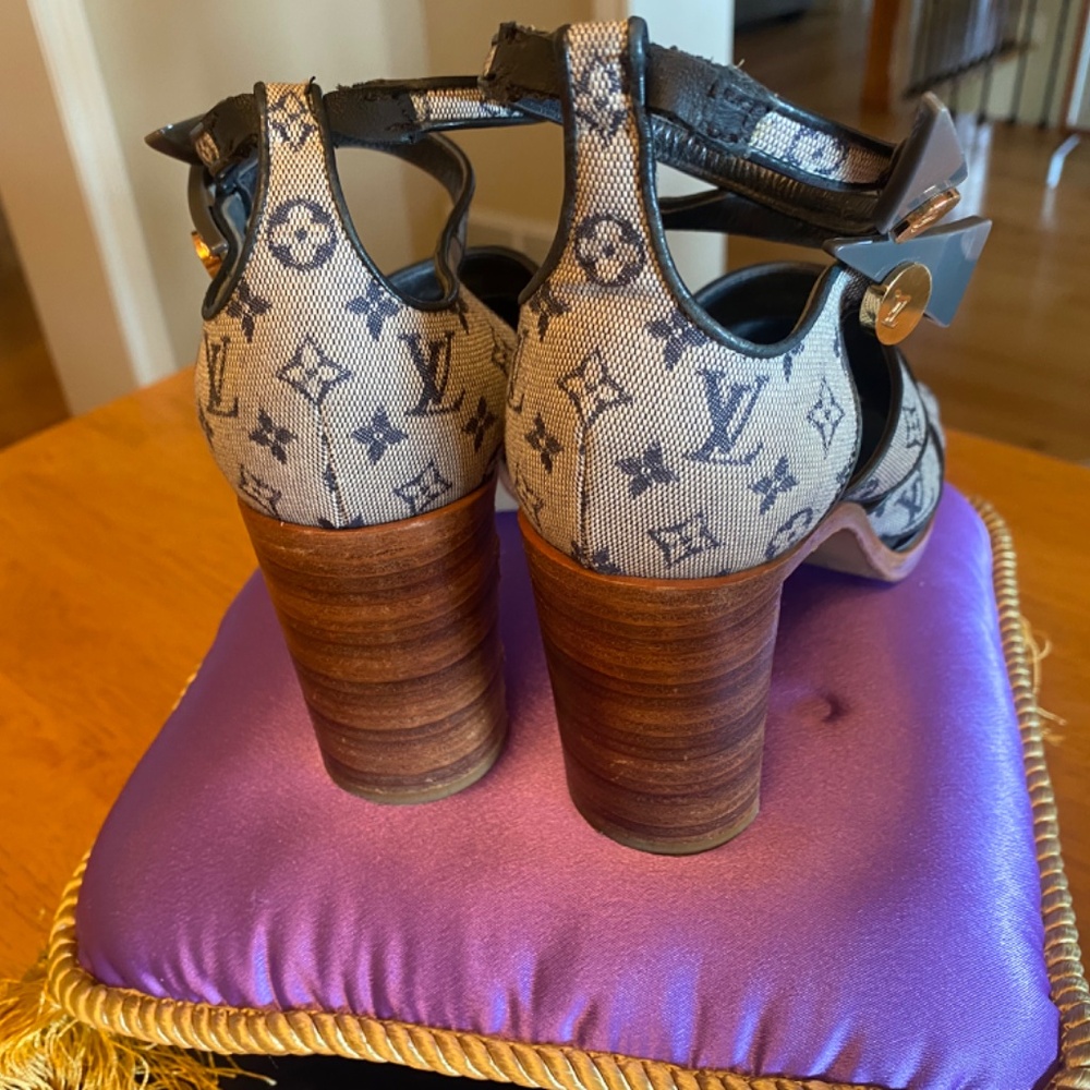 Louis Vuitton women's shoes - Picture 3 of 9